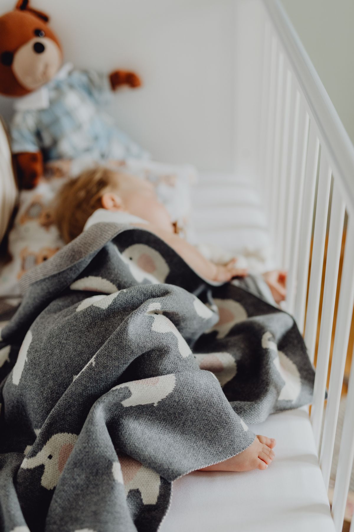 Baby inside the cot, foot camera